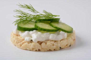 Pirinç ekmeği, çıtır salatalık dilimleri, süzme peynir ve taze dereotu.