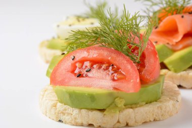 Pirinç ekmeği çıtır çıtır, avokado, domates ve taze dereotu.