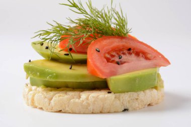 Pirinç ekmeği çıtır çıtır, avokado, domates ve taze dereotu.