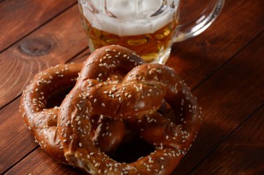 Bavyera taze ev yapımı biralı yumuşak kraker. Kırsal tarzda. Ekim Festivali