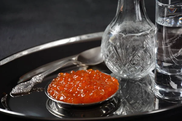 Caviar Vermelho Tigela Bandeja Prata Fundo Preto Com Vodka — Fotografia de Stock