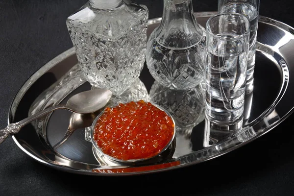 Caviar Rojo Tazón Bandeja Plata Sobre Fondo Negro Con Vodka —  Fotos de Stock