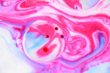 Soyut renkler, arka planlar ve dokular. Sütlü gıda boyası. Sütteki besin boyası parlak renkli soyut arka planlar yaratıyor. Renkli kimyasal deney.