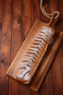 Nane şekerli ve tabakta pudra şekerli Avusturya turtası. Elma reçelli kek