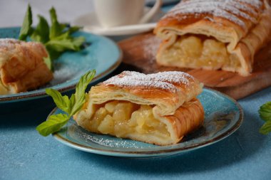 Nane şekerli ve tabakta pudra şekerli Avusturya turtası. Elma reçelli kek
