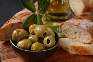 Zeytin, zeytin dalı, ahşap zemin üzerinde zeytin yağı.