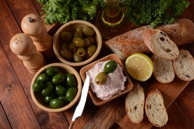 Taramosalata Yunan ezmesi (ezme), limonla servis edilen balık, karides ve havyardan yapılır. Balık Yumurtası Ezmesi Tarama (beyaz ve gül), popüler İsrail atıştırmalığı.