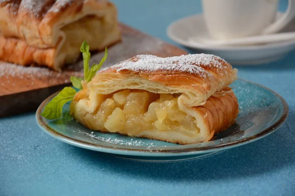 Strudel Austriaco Con Menta Con Azúcar Polvo Plato Tarta Con — Foto de Stock