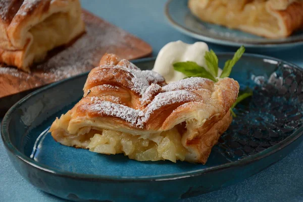 Strudel Austriaco Con Menta Con Azúcar Polvo Plato Tarta Con — Foto de Stock