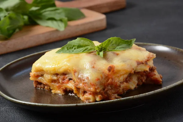 Buatan Sendiri Lasagna Daging Lezat Dengan Daun Kemangi Atasnya Lasagna — Stok Foto