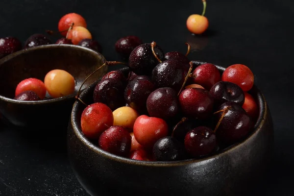 Cerejas Doces Amarelas Vermelhas Cerejas Azedas Maduras Frescas Boliche Cerejas — Fotografia de Stock