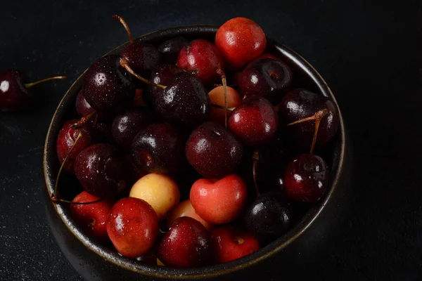 Cerejas Doces Amarelas Vermelhas Cerejas Azedas Maduras Frescas Boliche Cerejas — Fotografia de Stock