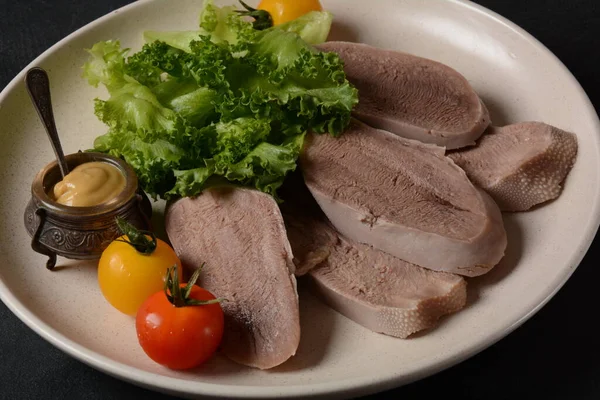 Sliced Beef Tongue Slices Platter Lettuce Leaves Cherry Tomatoes Dijon — Foto de Stock