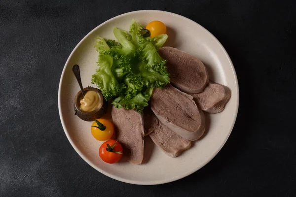 Sliced Beef Tongue Slices Platter Lettuce Leaves Cherry Tomatoes Dijon — Stockfoto