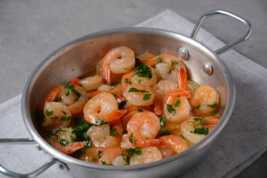 Tavada maydanozlu sarımsak ve tereyağı soslu karides. Keto diyet yemeği