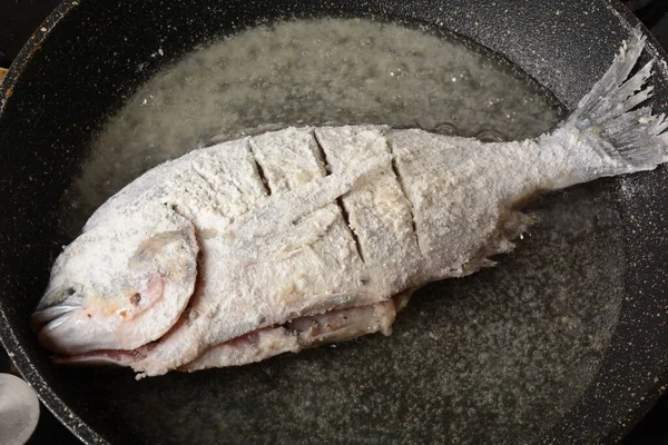 コショウ 小麦粉で鍋に魚のDoradoを調理 — ストック写真