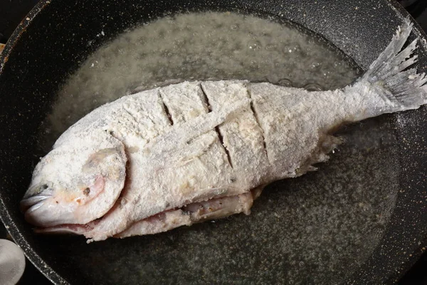 Cuisson Dorado Poisson Dans Une Casserole Avec Sel Poivre Farine — Photo