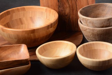 Mutfak arka planı, boş seramik tabaklar, tahta ya da bambu kaşıklar ve kaseler. Kırsal tarzda. Ev Mutfağı Dekorasyonu.