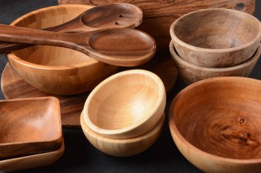 Mutfak arka planı, boş seramik tabaklar, tahta ya da bambu kaşıklar ve kaseler. Kırsal tarzda. Ev Mutfağı Tabakası.