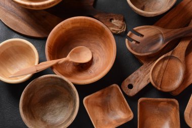 Mutfak arka planı, boş seramik tabaklar, tahta ya da bambu kaşıklar ve kaseler. Kırsal tarzda. Ev Mutfağı Dekorasyonu.