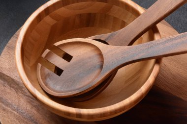 Mutfak arka planı, boş seramik tabaklar, tahta ya da bambu kaşıklar ve kaseler. Kırsal tarzda. Ev Mutfağı Dekorasyonu.