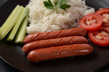 Pirinç ve sebzeli kızarmış sosis. Kahvaltı konsepti