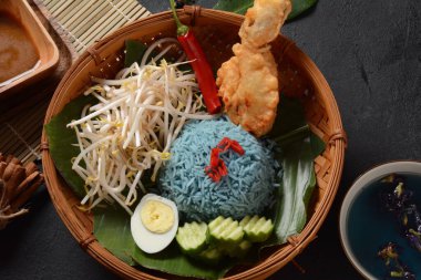 Nasi kerabu veya nasi ulam, popüler Malay pirinç yemeği. Kelebek-bezelye çiçeklerinin yapraklarından gelen pirincin mavi rengi. Geleneksel Malezya yemekleri, Asya mutfağı.
