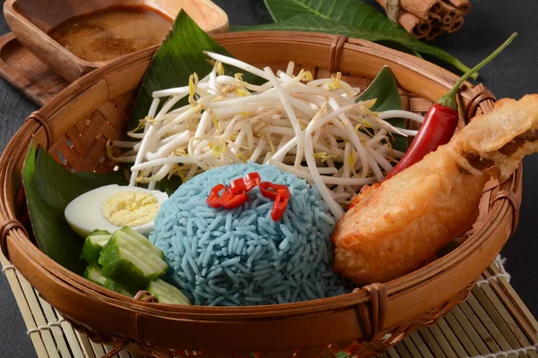 Nasi Kerabu Nasi Ulam Popular Plato Arroz Malayo Color Azul — Foto de Stock