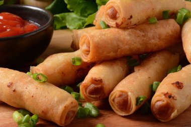 Kızarmış Türk Purosu Şekilli Rolls-Yumurtalı Sigara Borek. İsrail atıştırması