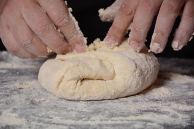 Hamur köftesi, ravioli veya kıymalı pelmeni için ev yapımı hamur yapma süreci.