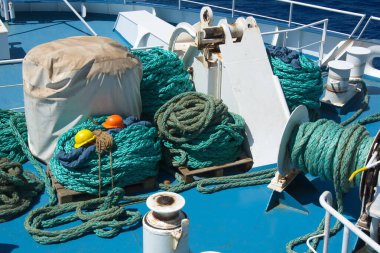 Gozo Kanal Hattı yolcu ve araç feribotundan Gozo adasından ayrılan bir görüntü. Feribot parçası. Yeşil ipler ve miğferler.