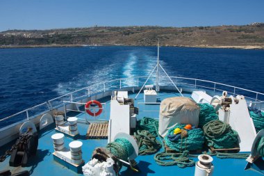 Gozo Kanal Hattı yolcu ve araç feribotundan Gozo adasından ayrılan bir görüntü. Feribot parçası. Yeşil ipler ve miğferler.