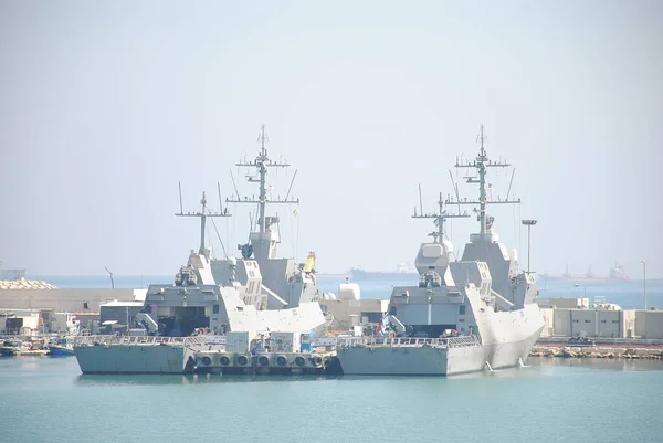 ハイファの港でイスラエルの戦闘船 イスラエル海軍の2つのSa 5クラスのミサイルコルベット — ストック写真
