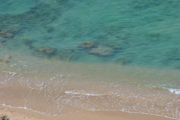 夏天美丽的海滨 平静的蓝色海景 石质和沙质海滨 阳光海景 以色列Netanya市 — 图库照片