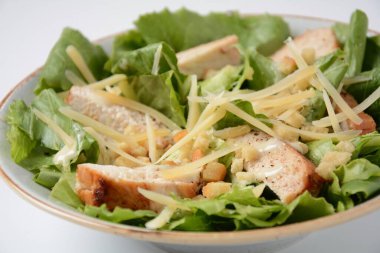 Kızarmış tavuklu Sezar Salatası, salatalı Peynir ve kızarmış ekmek, tabakta. Izgara tavuk göğsü ve taze sebzeler..