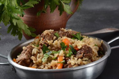 Kızarmış sığır eti ve pilav. Özbek mutfak pilavı (plov)