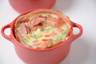 Pastırmalı omlet, rendelenmiş parmesan ve yeşillik. Çiğ yumurta sarısı ve seramik cocotte içeriği.