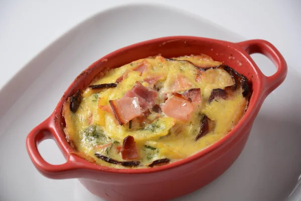 Omelete Com Bacon Parmesão Ralado Verduras Cocotte Cerâmico Pequeno Almoço — Fotografia de Stock