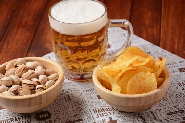 Uma Caneca Cerveja Gelada Com Pistache Batatas Fritas Tigelas Madeira — Fotografia de Stock
