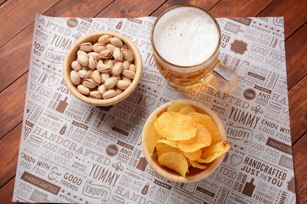 Uma Caneca Cerveja Gelada Com Pistache Batatas Fritas Tigelas Madeira — Fotografia de Stock