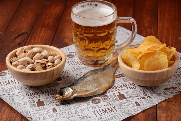 Barata Peixe Seco Salgado Caneca Cerveja Com Cerveja Espumada Leve — Fotografia de Stock