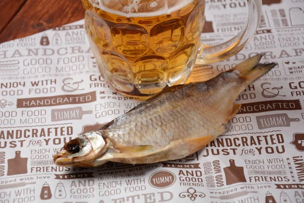 Barata Peixe Seco Salgado Caneca Cerveja Com Cerveja Espumada Leve — Fotografia de Stock