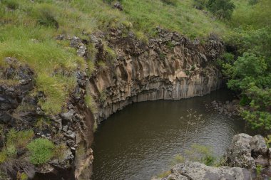 Altıgen Havuzu, İsrail 'in orta kesimindeki Meshushim Reserve' de bulunan doğal bir havuzdur. Havuz adını duvarlarını oluşturan altıgen bazalt sütunların şeklinden alır.