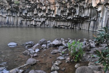 Altıgen Havuzu, İsrail 'in orta kesimindeki Meshushim Reserve' de bulunan doğal bir havuzdur. Havuz adını duvarlarını oluşturan altıgen bazalt sütunların şeklinden alır.