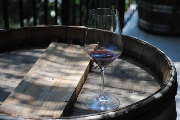 Şarap Dükkanındaki Eski Ahşap Fıçının Üzerinde Şarap Kadehi — Stok fotoğraf