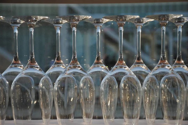 Bicchieri Vino Cocktail Appesi Testa Giù Fila — Foto Stock