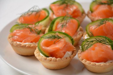 Somon, peynir, salatalık ve dereotlu tart. Tuzlu somon ve süzme peynirli lezzetli atıştırmalıklar.