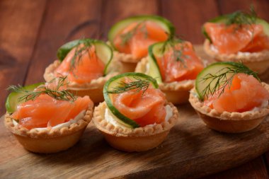 Somon, peynir, salatalık ve dereotlu tart. Tuzlu somon ve süzme peynirli lezzetli atıştırmalıklar.