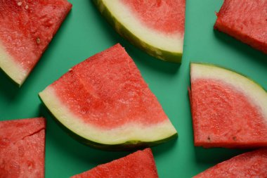 Parlak arkaplanda taze dilimlenmiş karpuz parçaları