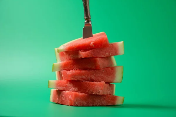 Färska Skivade Vattenmelon Bitar Ljus Bakgrund Genomborrade Med Kniv — Stockfoto
